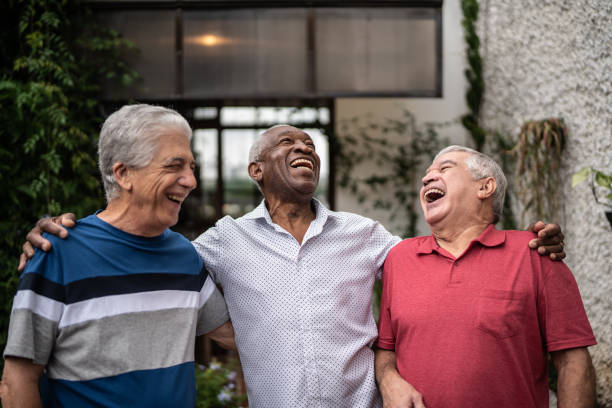 自宅で話す幸せな先輩友達 - men laughing african descent color image ストックフォトと画像