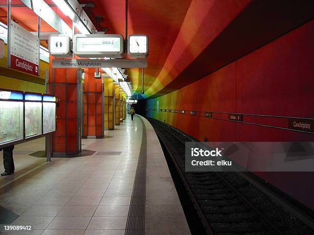 Bunte Ubahnstation Stockfoto und mehr Bilder von Pariser Metro - Pariser Metro, Abwarten, Architektonische Säule