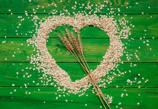 haferflocken - oatmeal oat heart shape rolled oats stock-fotos und bilder