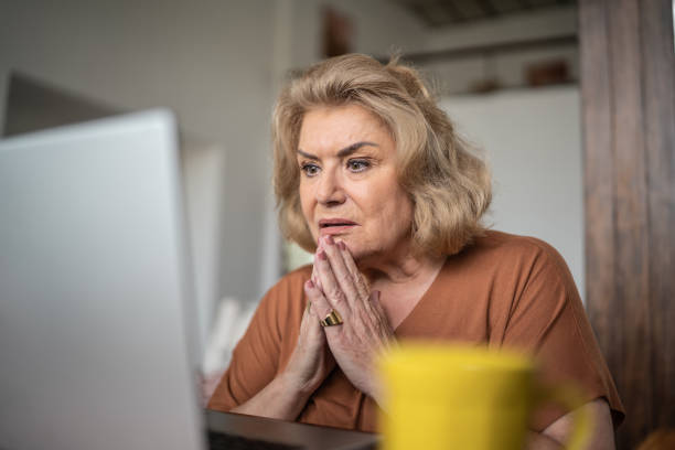 Shock senior woman using the laptop at home Senior woman using the laptop at home shocked computer stock pictures, royalty-free photos & images
