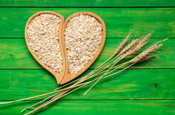 haferflocken - oatmeal oat heart shape rolled oats stock-fotos und bilder