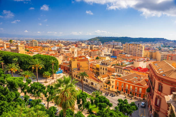 칼리아리, 아침에 이탈리아 도시 풍경 - italy nobody mediterranean sea island 뉴스 사진 이미지