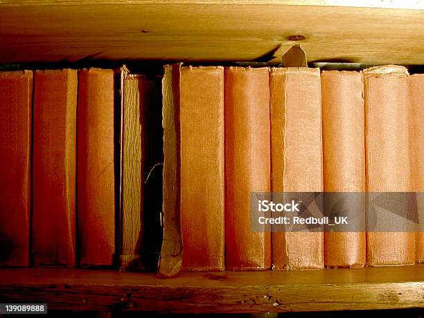 Desmoronándose Bibliografía Foto de stock y más banco de imágenes de Anticuado - Anticuado, Antigualla, Derribado