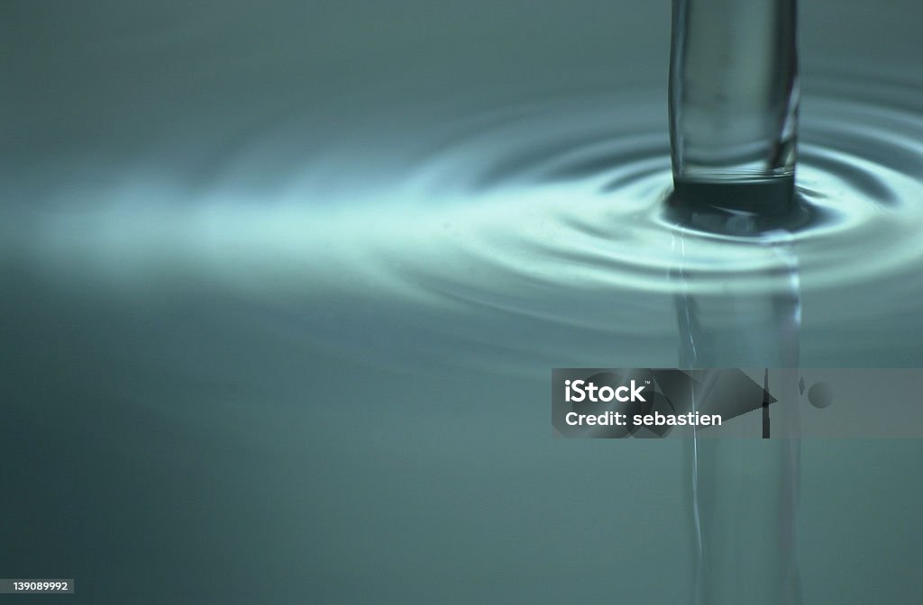 Vierte el agua azul - Foto de stock de Agua libre de derechos