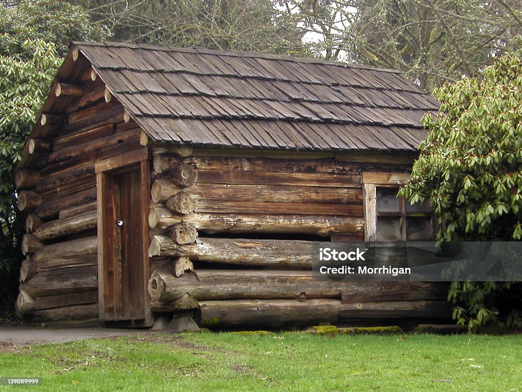 Little Log cabaña - Foto de stock de Cabaña de madera libre de derechos