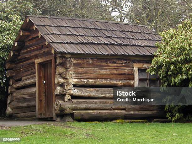 Little Log Cabaña Foto de stock y más banco de imágenes de Cabaña de madera - Cabaña de madera, Cabina - Interior del vehículo, Rústico