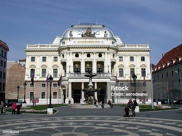 Teatro Nazionale Slovacco - Fotografie stock e altre immagini di Ambientazione esterna - Ambientazione esterna, Bratislava, Città