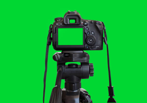 cámara dslr con pantalla vacía en el trípode, aislada sobre fondo verde. cámara de pantalla verde. - cámara slr fotografías e imágenes de stock