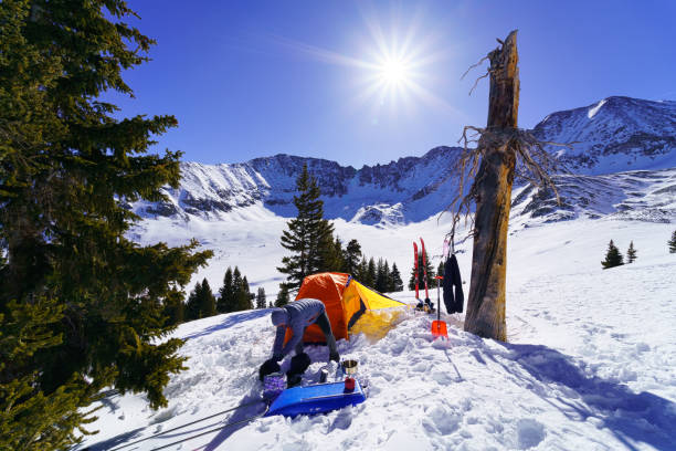 hochgebirgs-skicampingplatz - winter camping telemark skiing skiing stock-fotos und bilder