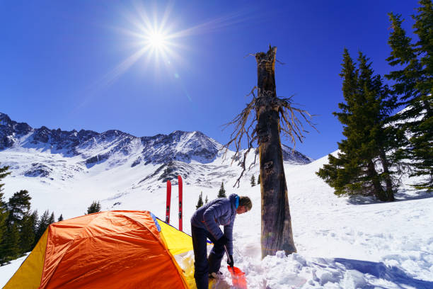 hochgebirgs-skicampingplatz - winter camping telemark skiing skiing stock-fotos und bilder