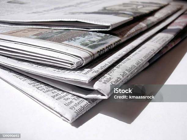 Foto de Arvada Documentos e mais fotos de stock de Jornal - Jornal, Revista - Publicação, Amontoamento