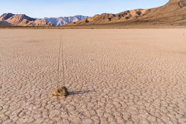 競馬場プラヤのセーリングストーン - death valley national park california desert valley ストックフォトと画像