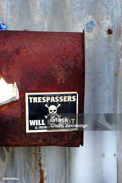 Trespassers Se Toma Foto de stock y más banco de imágenes de Aluminio - Aluminio, Animal muerto, Buzón de cartas