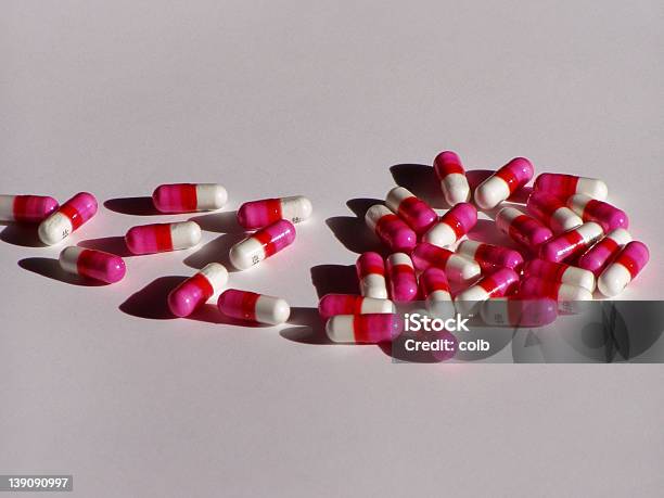 Medicamento Para La Alergia Foto de stock y más banco de imágenes de Asistencia sanitaria y medicina - Asistencia sanitaria y medicina, Blanco - Color, Complemento vitamínico