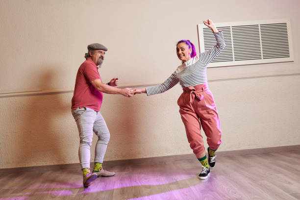 una pareja de adultos mayores bailando lindy hop en un estudio - bailar el swing fotografías e imágenes de stock