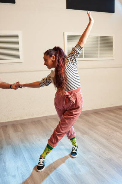 femme dansant le lindy hop avec des chaussettes drôles - country rock photos et images de collection