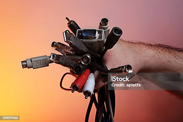 Por Cable Foto de stock y más banco de imágenes de Brazo humano - Brazo humano, Bulto, Cable