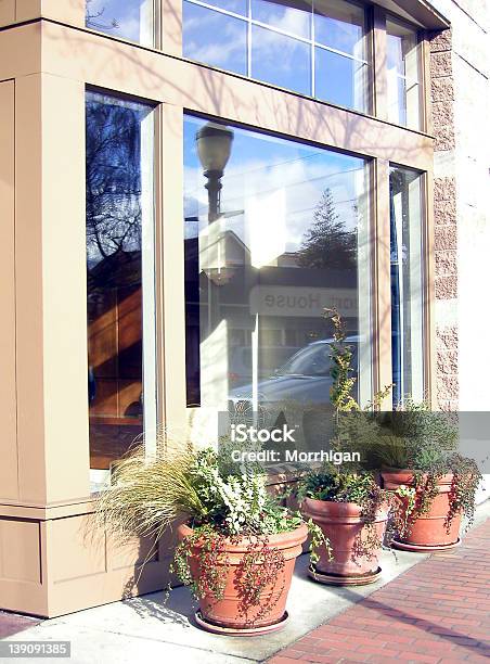 Entdecken Sie Fenster Stockfoto und mehr Bilder von Architektur - Architektur, Außenaufnahme von Gebäuden, Bauwerk