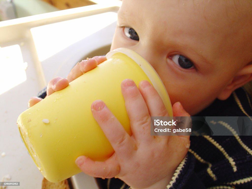 En désordre boire bébé - Photo de Aliment libre de droits