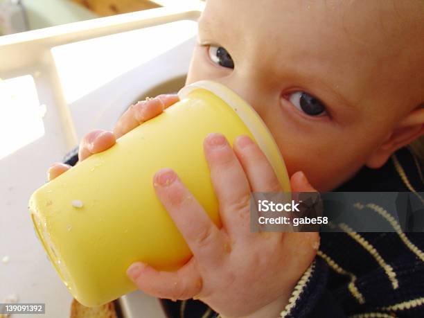 지저분한 술마시기 아기 귀여운에 대한 스톡 사진 및 기타 이미지 - 귀여운, 노랑, 마시기