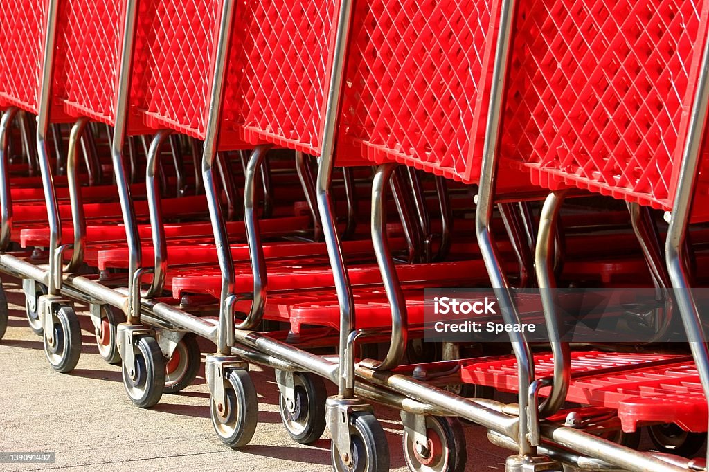 row.of.red.shopping.carts.detail - 로열티 프리 객차 스톡 사진