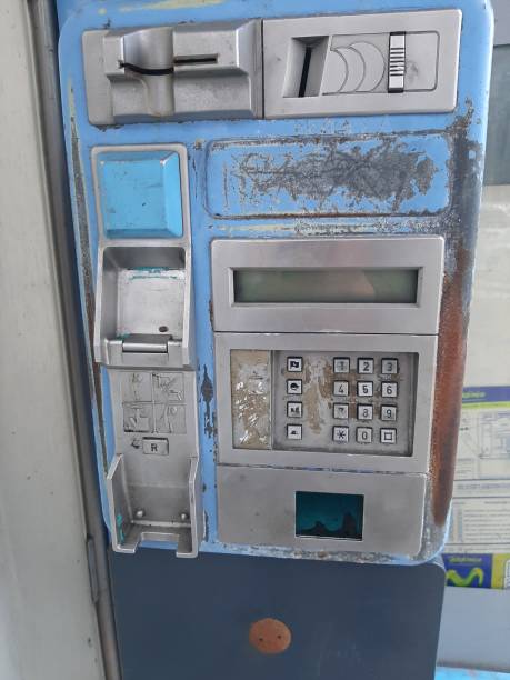 старый брошенный синий монетный таксофон - coin operated pay phone telephone communication стоковые фото и изображения