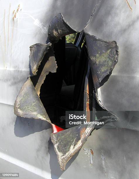 Explosão De Falsa - Fotografias de stock e mais imagens de Bomba - Bomba, Buraco, Metal