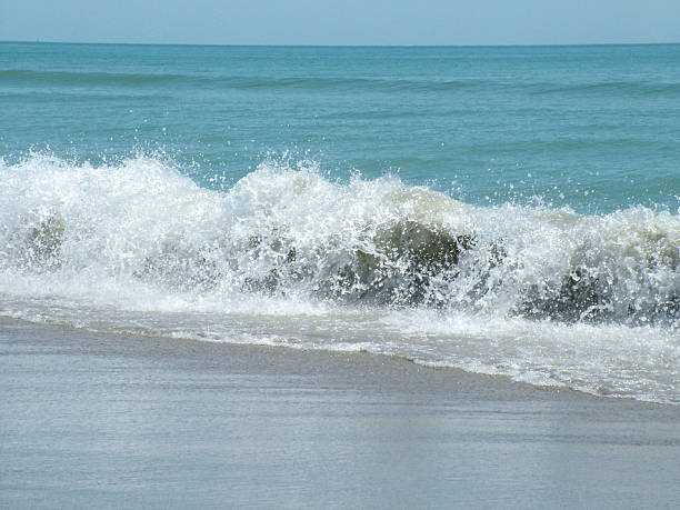 Ondas bate na praia - fotografia de stock