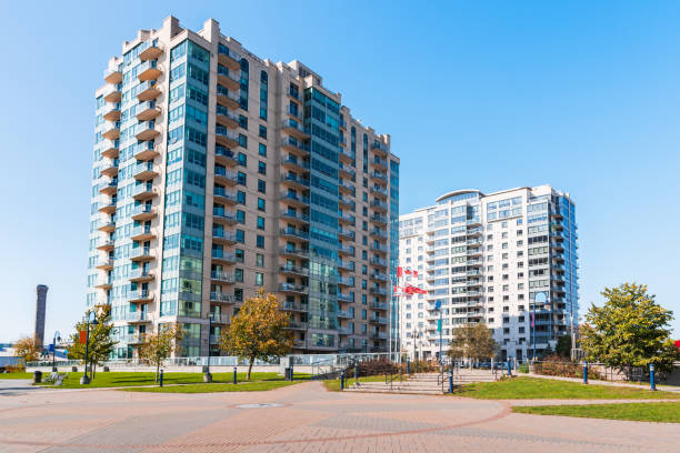 modern apartment buildings under cloudless blue sky in autumn - apartamento imagens e fotografias de stock