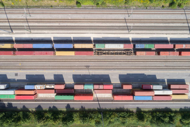 vista aérea de la terminal de contenedores, rail yard - shunting yard freight train cargo container railroad track fotografías e imágenes de stock