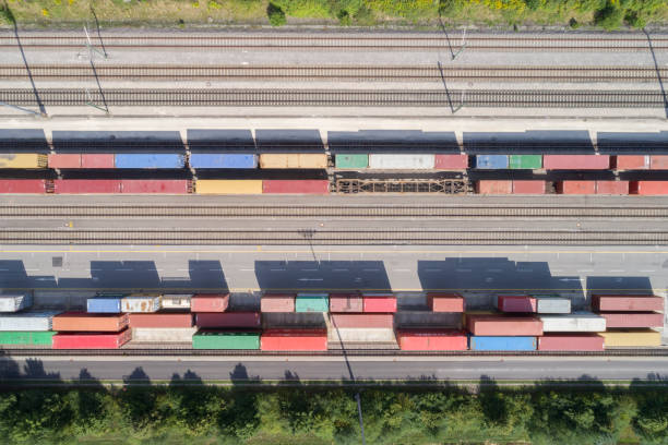 コンテナターミナル、レールヤードの空中写真 - shunting yard freight train cargo container railroad track ストックフォトと画像