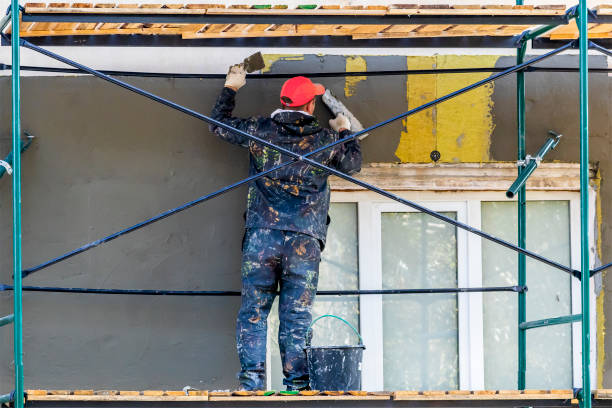 plâtrier au travail. - restoring repairing house built structure photos et images de collection