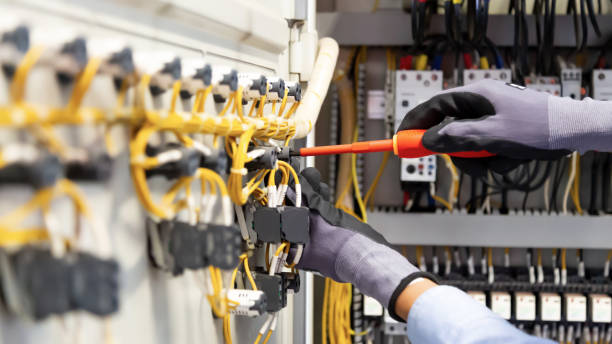 elektrycy pracują, aby podłączyć przewody elektryczne w systemie, rozdzielnicy, instalacji elektrycznej w szafie sterowniczej. - procession panel zdjęcia i obrazy z banku zdjęć