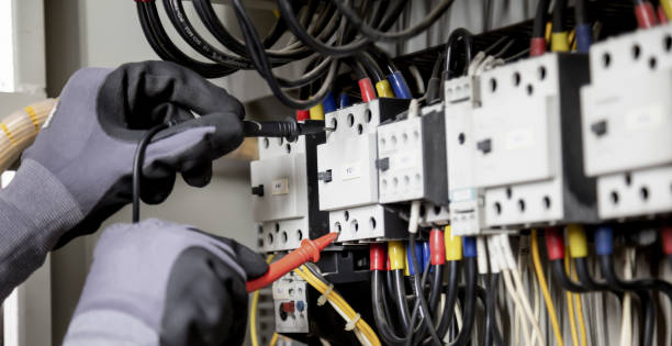 l'ingegnere elettricista testa impianti elettrici e fili su sistema di protezione a relè. adeguamento dello schema di automazione e controllo delle apparecchiature elettriche. - procession panel foto e immagini stock