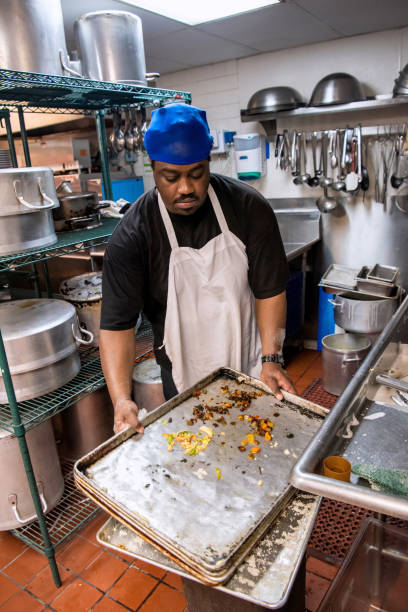 zmywarka afro caribbean pracująca w kuchni restauracyjnej - washing dishes restaurant manual worker commercial kitchen zdjęcia i obrazy z banku zdjęć