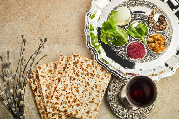 assiette de seder de la pâque avec fond de pierre d’ontravertine de nourriture traditionnelle - unleavened bread photos et images de collection