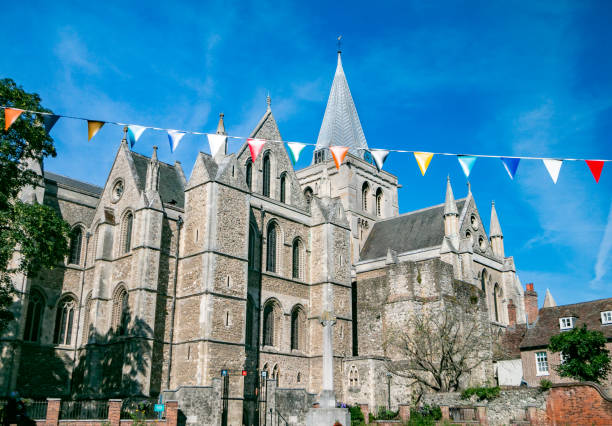 Rochester Cathedral at Medway in Kent, England Rochester Cathedral at Medway in Kent, England. Founded in 604 by St Justus, it was built by Gundulf of Rochester and John Loughborough Pearson between 1079-1238 and represents various styles including Norman, English Gothic and Romanesque. cac40 stock pictures, royalty-free photos & images