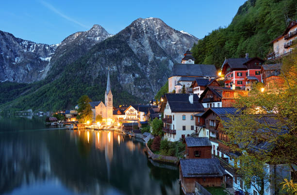 autriche paysage des alpes, hallstatt la nuit - salzkammergut photos et images de collection