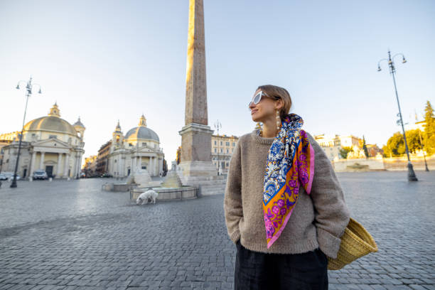 mujer camina por la piazza del popolo en la ciudad de roma en una mañana - people of freedom italian party fotografías e imágenes de stock