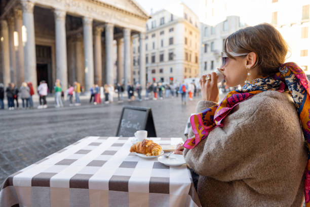 ローマの屋外カフェに座っている女性 - italian culture pastry food rome ストックフォトと画像