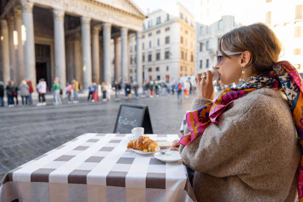 mulher sentada em café ao ar livre em roma - italian culture pastry food rome - fotografias e filmes do acervo