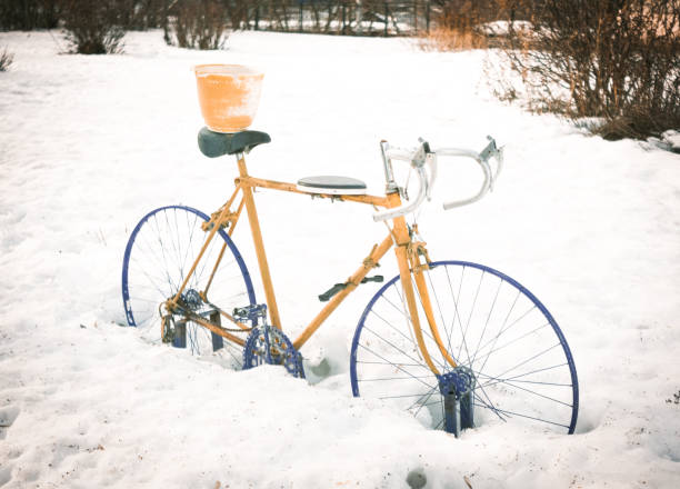 An abandoned sport cycle in the snow colored