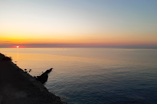 Hermoso amanecer que colorea el cielo de naranja y panorama del mar photo