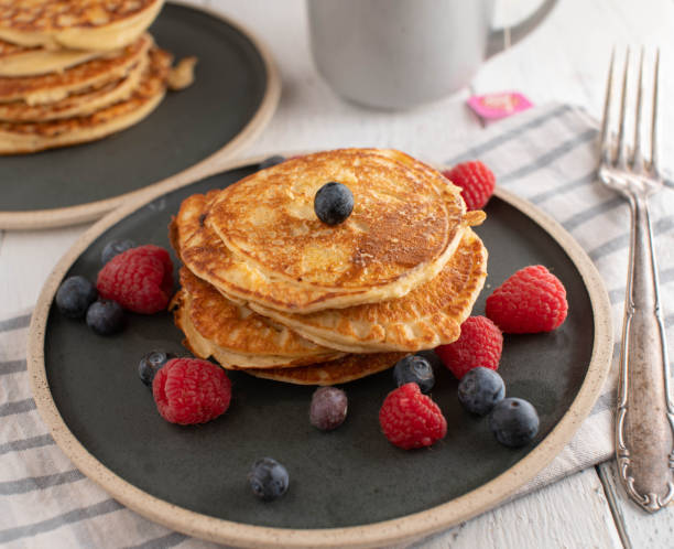 proteinpfannkuchen aus instant-haferflocken, eiern und quark - heap stack oat oatmeal stock-fotos und bilder