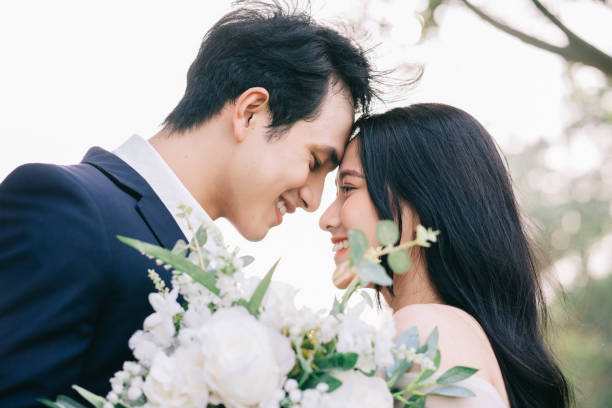 imagen de la joven novia y el novio asiáticos - boda coreana fotografías e imágenes de stock