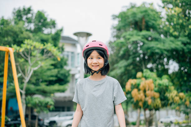 istock Little girl learning to rollerskate in park 1390993301