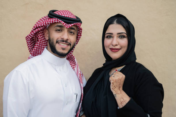 kopf- und schulteransicht des saudischen paares in ihren 30ern - naher und mittlerer osten stock-fotos und bilder