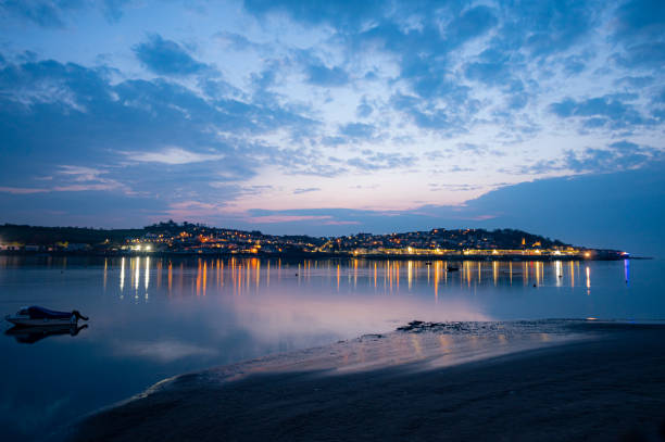 blick über den fluss torridge nach appledore bei sonnenuntergang im frühling, devon, großbritannien - devon north devon sunset multi colored stock-fotos und bilder