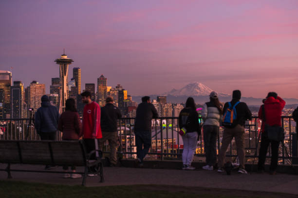 seattle skyline - keyarena imagens e fotografias de stock