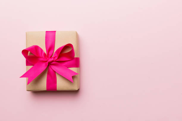 scatola regalo festiva su sfondo colorato, vista dall'alto. spazio di copia per la progettazione - gift box foto e immagini stock